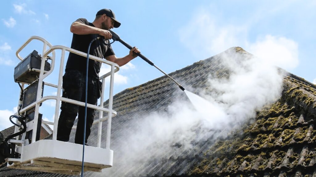 Vermoostes Dach wird gereinigt - Dachreinigung Zeven